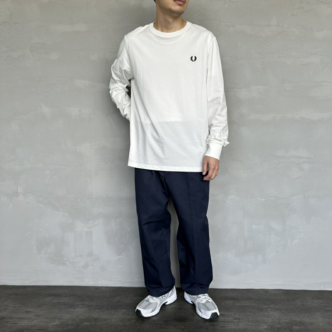 FRED PERRY [フレッドペリー] ワンポイントロゴ刺繍 ロングスリーブリンガーTシャツ [M8700] 129 SNOW W &&モデル身長：168cm 着用サイズ：L&&