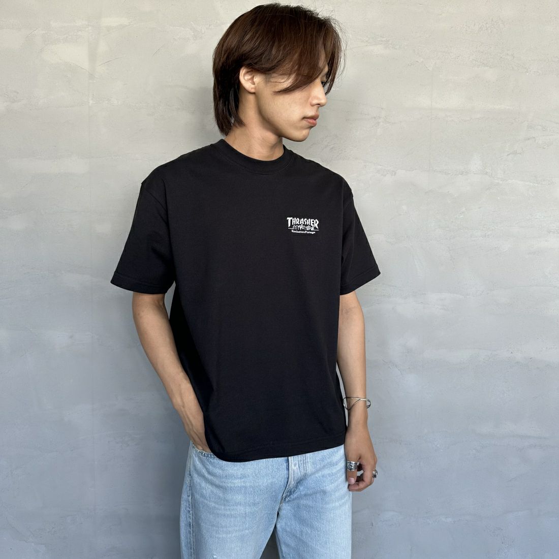 MANHATTAN PORTAGE [マンハッタンポーテージ] スラッシャーコラボロゴ バックプリントショートスリーブTシャツ [24FW-MP-M583] 09 BLACK&&モデル身長：179cm 着用サイズ：M&&