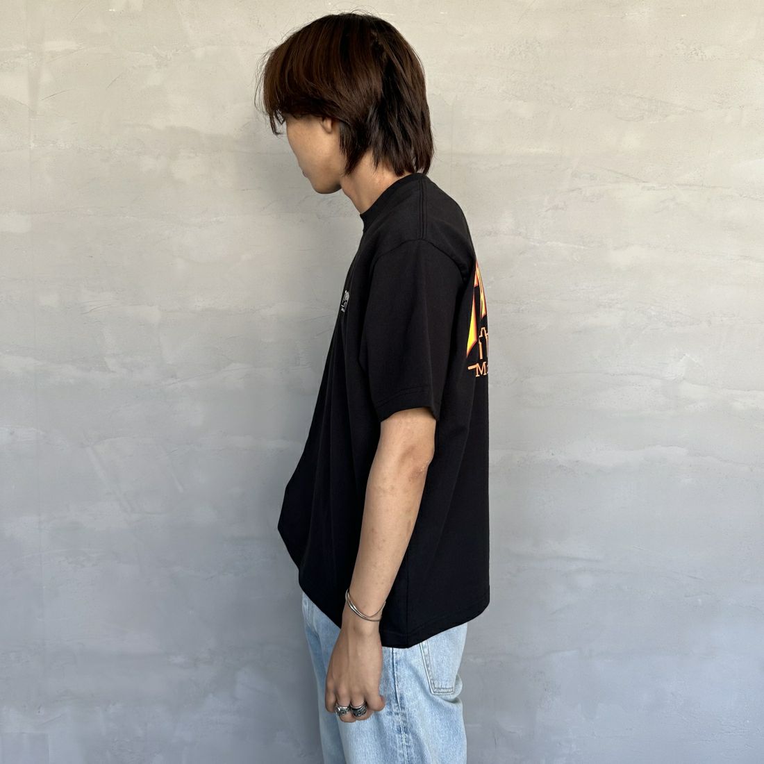 MANHATTAN PORTAGE [マンハッタンポーテージ] スラッシャーコラボロゴ バックプリントショートスリーブTシャツ [24FW-MP-M583] 09 BLACK&&モデル身長：179cm 着用サイズ：M&&