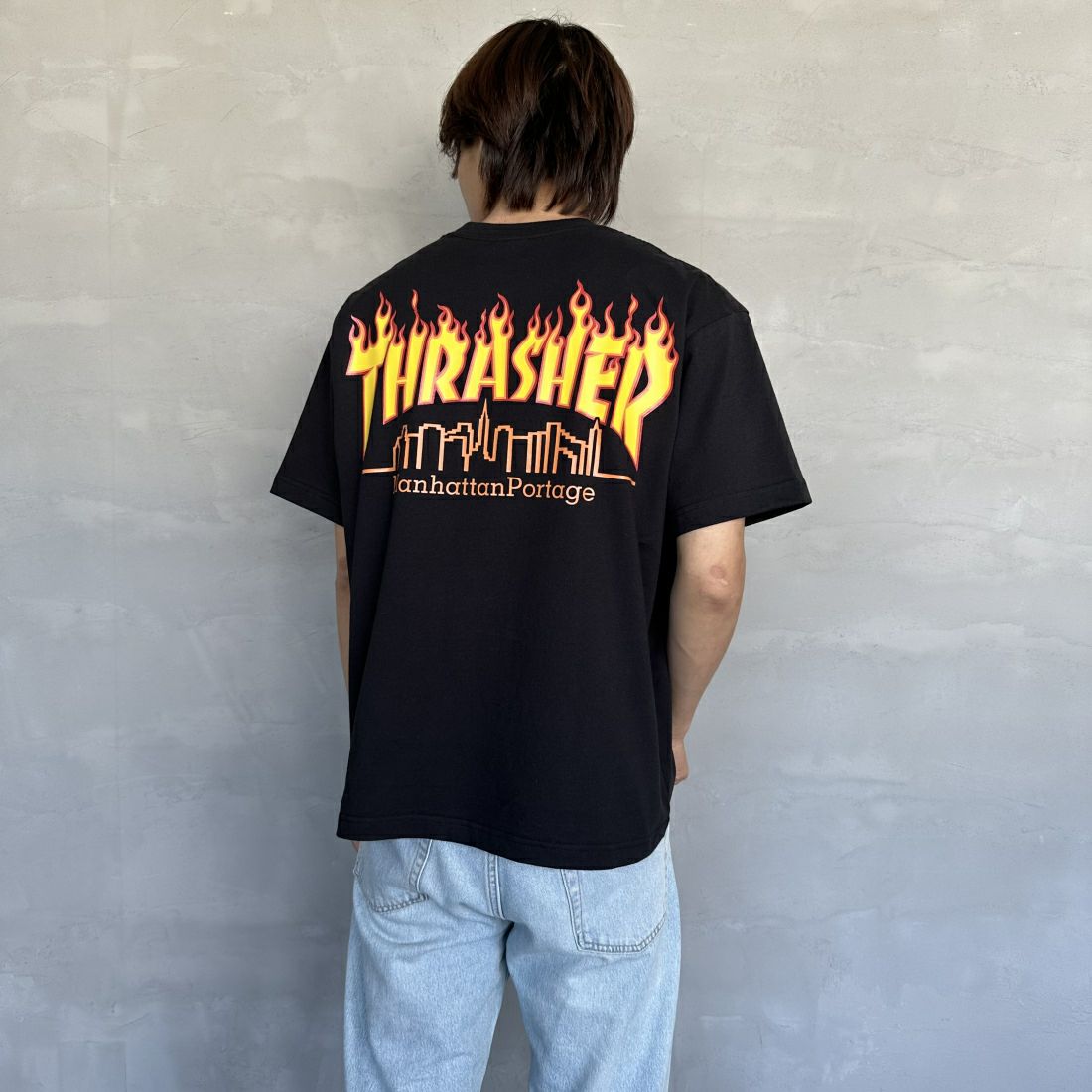MANHATTAN PORTAGE [マンハッタンポーテージ] スラッシャーコラボロゴ バックプリントショートスリーブTシャツ [24FW-MP-M583] 09 BLACK&&モデル身長：179cm 着用サイズ：M&&