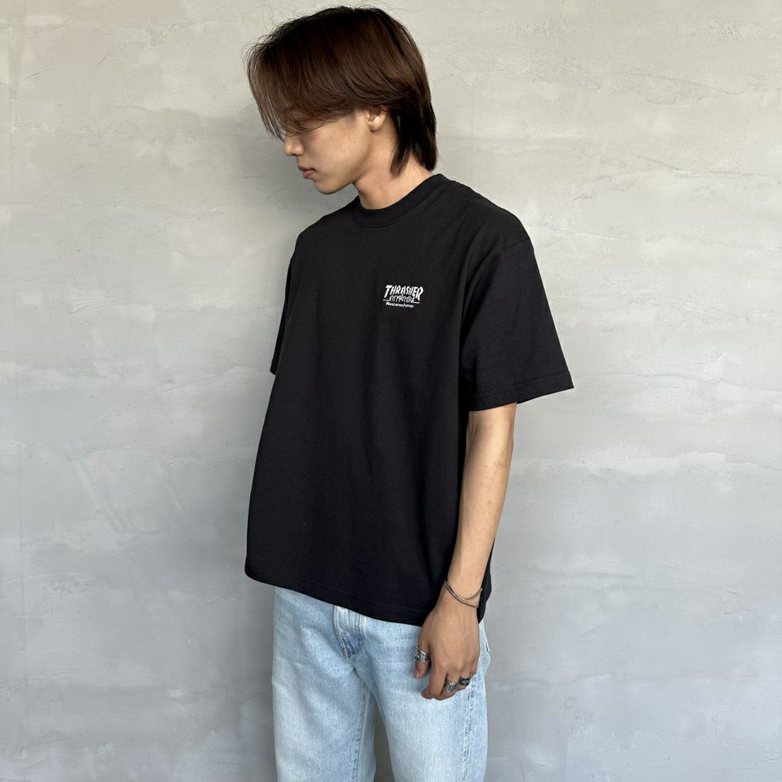 MANHATTAN PORTAGE [マンハッタンポーテージ] スラッシャーコラボロゴ バックプリントショートスリーブTシャツ [24FW-MP-M583] 09 BLACK&&モデル身長：179cm 着用サイズ：L&&