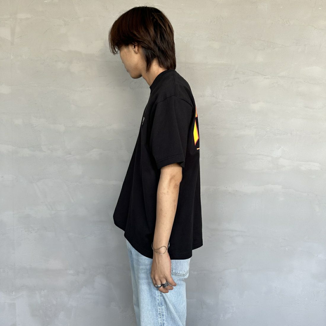 MANHATTAN PORTAGE [マンハッタンポーテージ] スラッシャーコラボロゴ バックプリントショートスリーブTシャツ [24FW-MP-M583] 09 BLACK&&モデル身長：179cm 着用サイズ：L&&