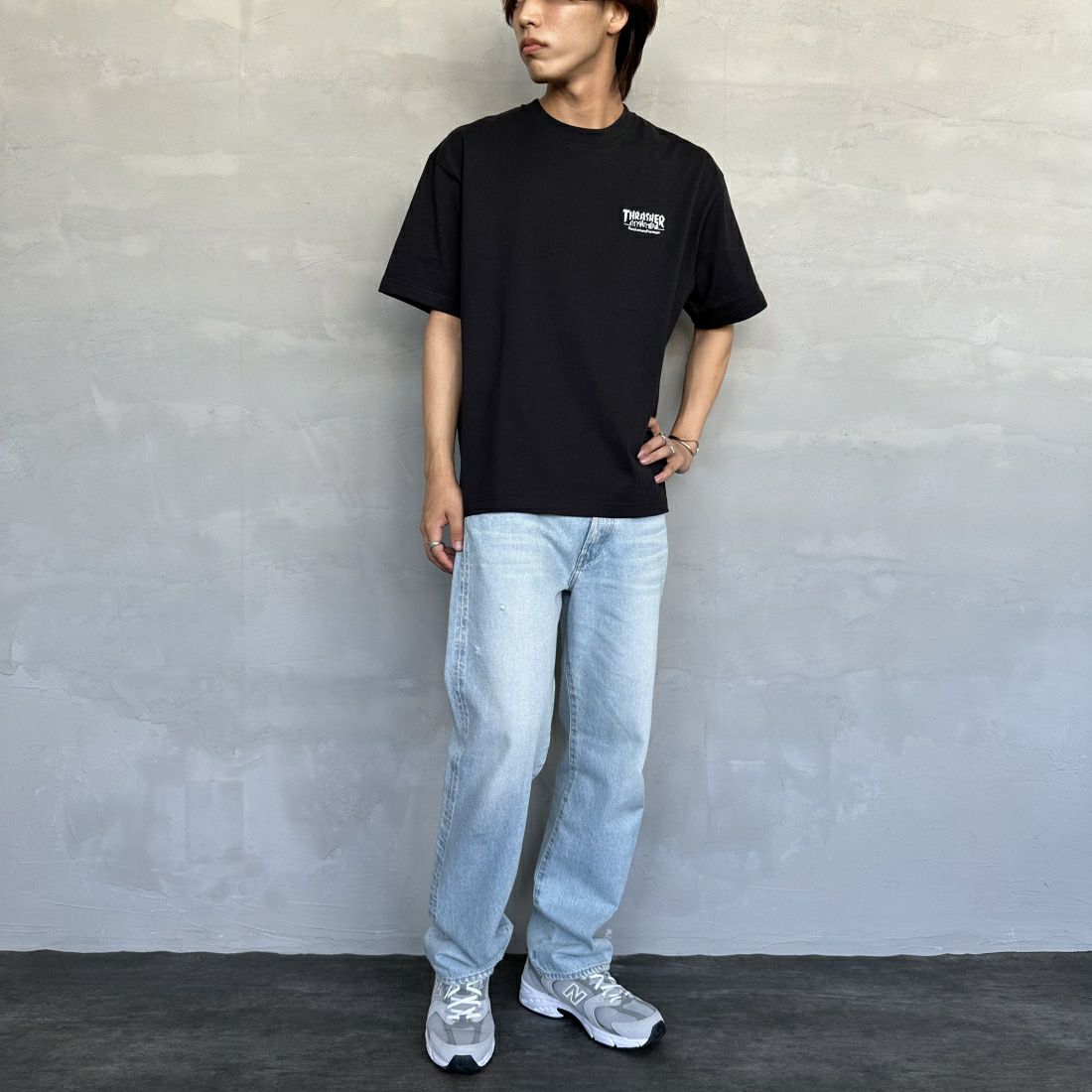 MANHATTAN PORTAGE [マンハッタンポーテージ] スラッシャーコラボロゴ バックプリントショートスリーブTシャツ [24FW-MP-M583] 09 BLACK&&モデル身長：179cm 着用サイズ：L&&