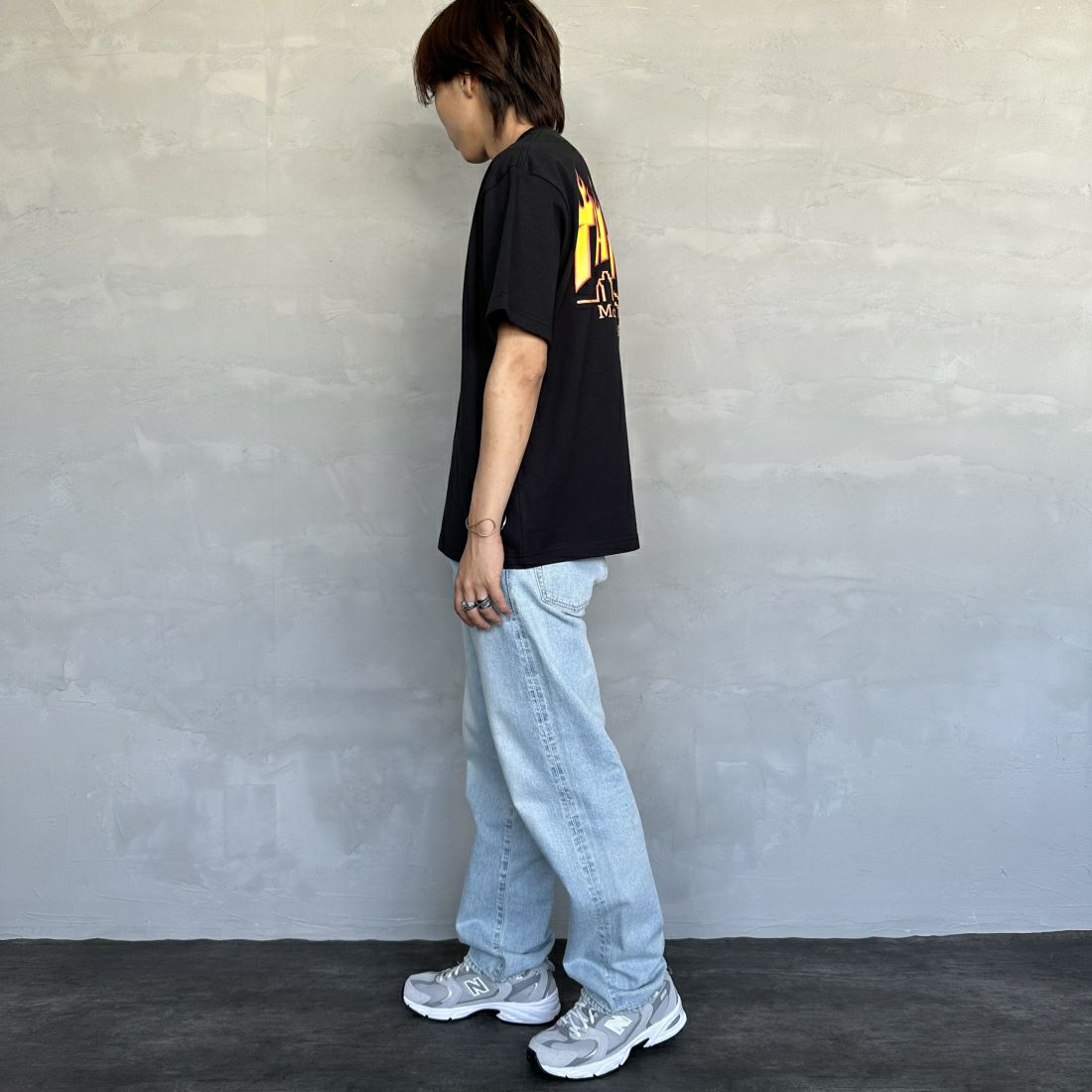 MANHATTAN PORTAGE [マンハッタンポーテージ] スラッシャーコラボロゴ バックプリントショートスリーブTシャツ [24FW-MP-M583] 09 BLACK&&モデル身長：179cm 着用サイズ：L&&