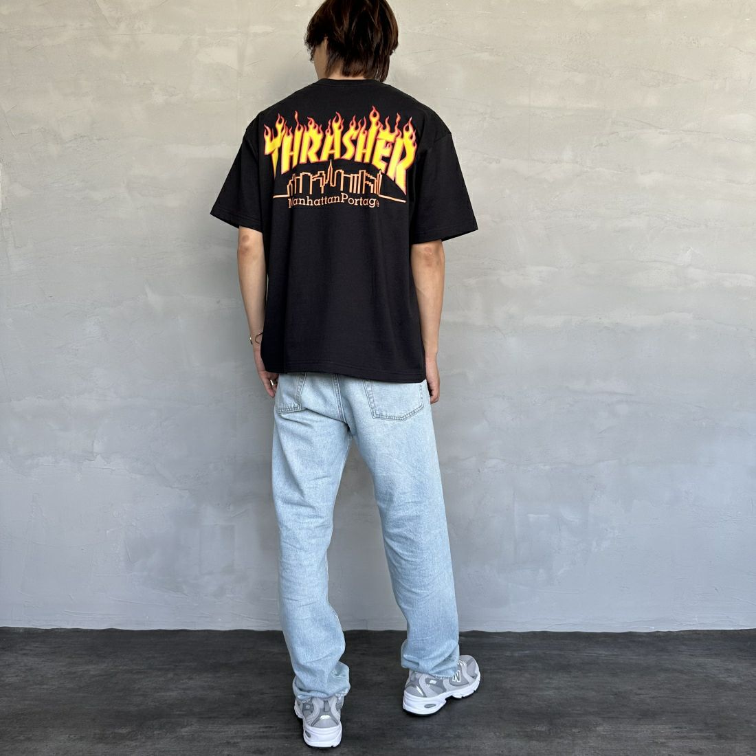 MANHATTAN PORTAGE [マンハッタンポーテージ] スラッシャーコラボロゴ バックプリントショートスリーブTシャツ [24FW-MP-M583] 09 BLACK&&モデル身長：179cm 着用サイズ：L&&