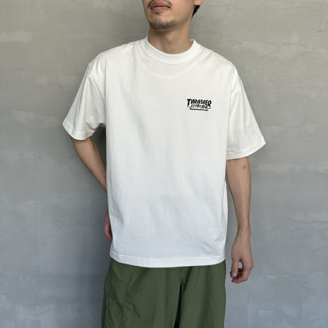 MANHATTAN PORTAGE [マンハッタンポーテージ] スラッシャーコラボロゴ バックプリントショートスリーブTシャツ [24FW-MP-M583] 01 WHITE&&モデル身長：168cm 着用サイズ：M&&