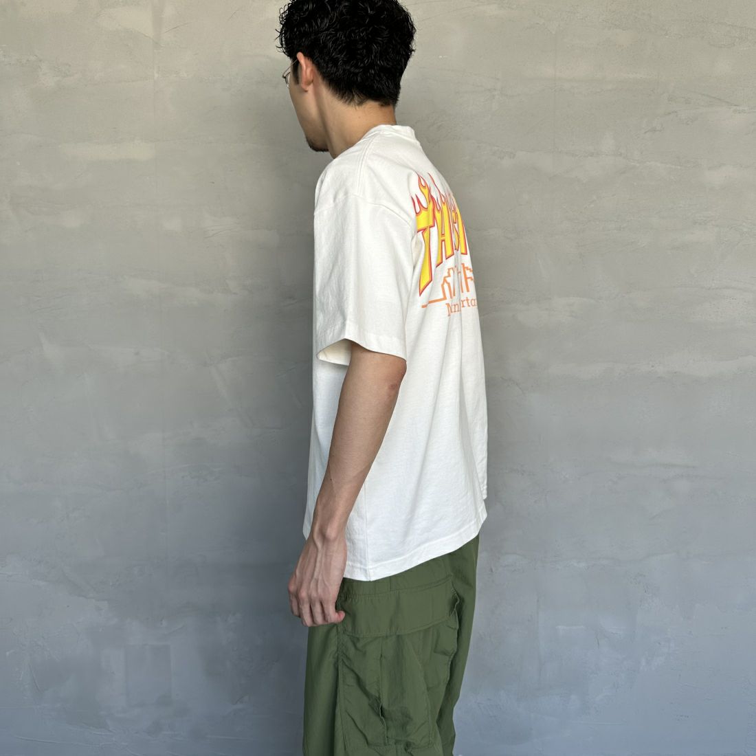 MANHATTAN PORTAGE [マンハッタンポーテージ] スラッシャーコラボロゴ バックプリントショートスリーブTシャツ [24FW-MP-M583] 01 WHITE&&モデル身長：168cm 着用サイズ：M&&