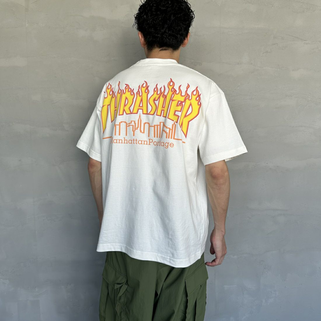 MANHATTAN PORTAGE [マンハッタンポーテージ] スラッシャーコラボロゴ バックプリントショートスリーブTシャツ [24FW-MP-M583] 01 WHITE&&モデル身長：168cm 着用サイズ：M&&
