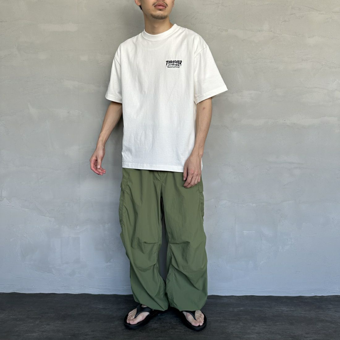 MANHATTAN PORTAGE [マンハッタンポーテージ] スラッシャーコラボロゴ バックプリントショートスリーブTシャツ [24FW-MP-M583] 01 WHITE&&モデル身長：168cm 着用サイズ：M&&