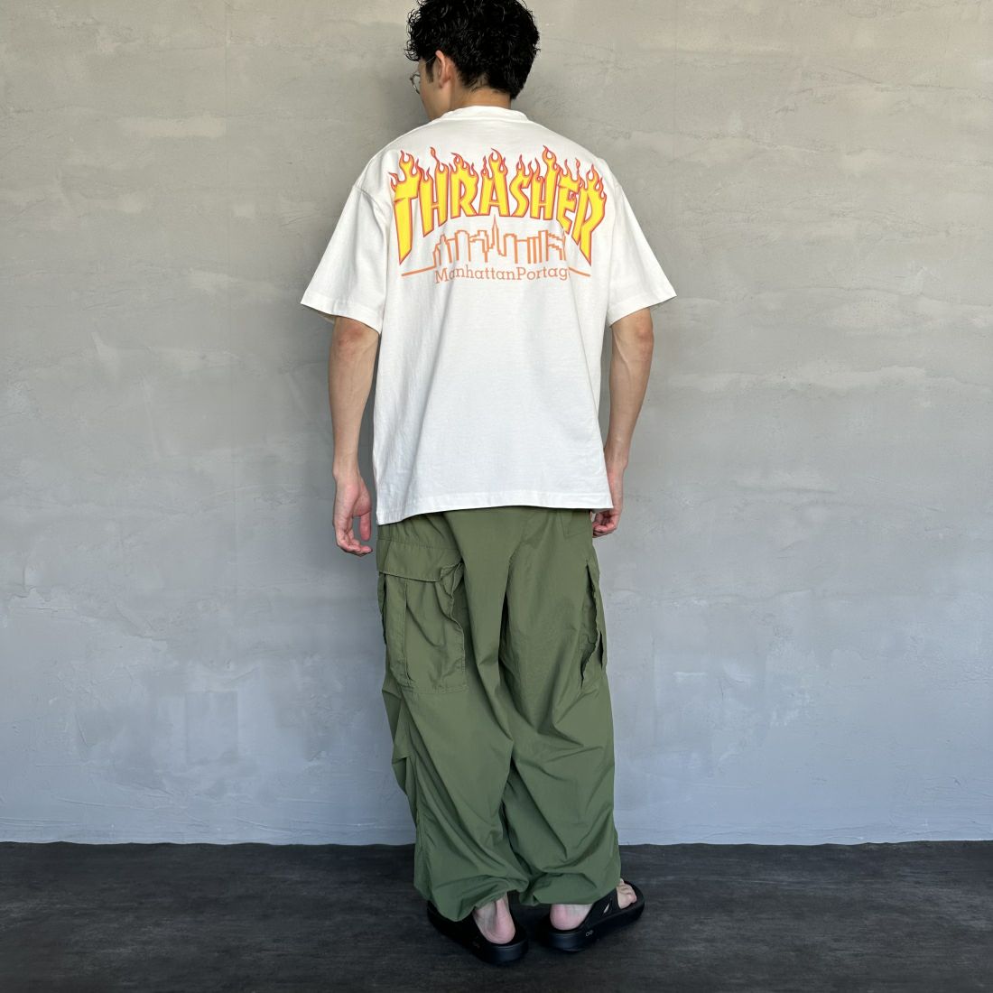 MANHATTAN PORTAGE [マンハッタンポーテージ] スラッシャーコラボロゴ バックプリントショートスリーブTシャツ [24FW-MP-M583] 01 WHITE&&モデル身長：168cm 着用サイズ：M&&