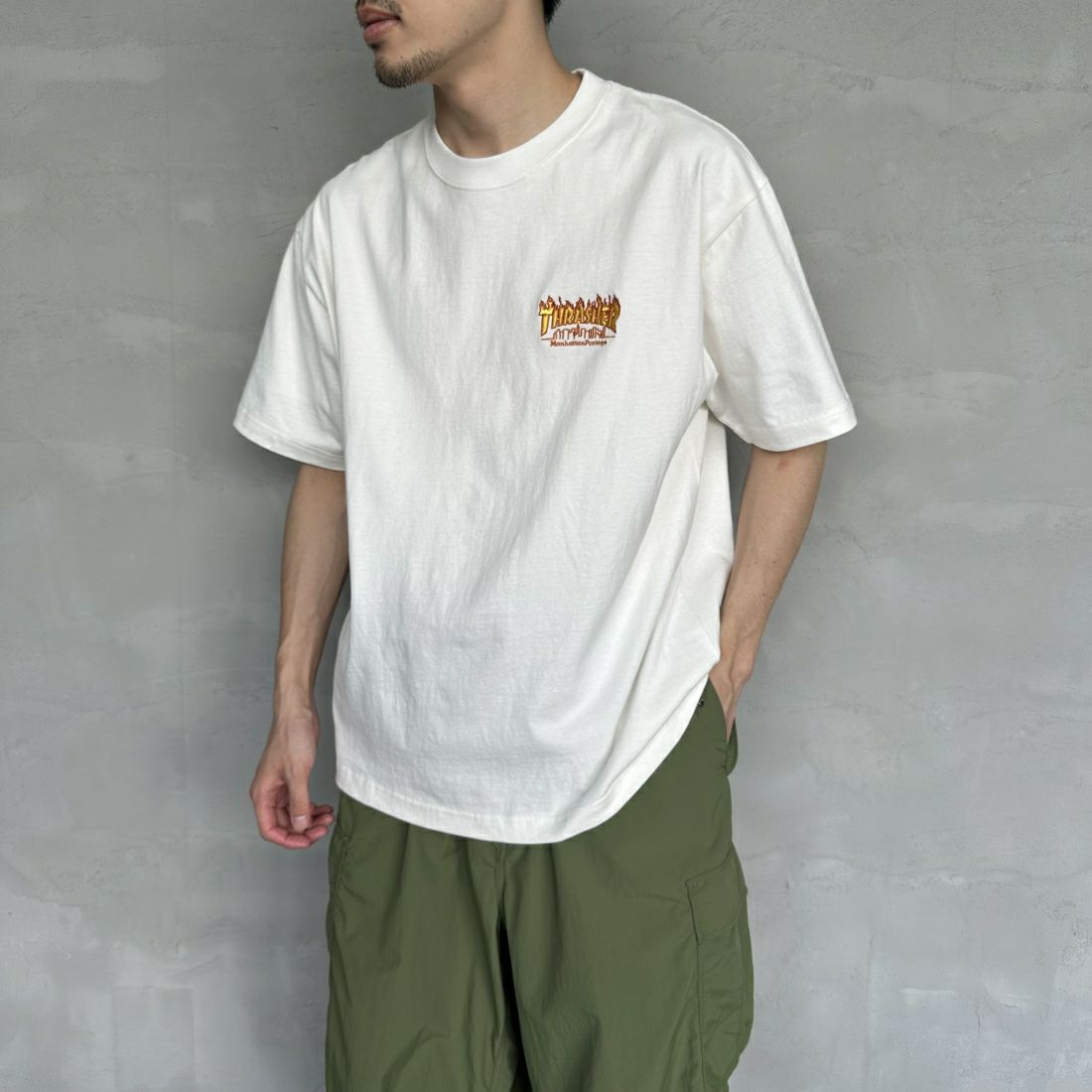MANHATTAN PORTAGE [マンハッタンポーテージ] スラッシャーコラボ バックプリントショートスリーブTシャツ [24FW-MP-M584] 01 WHITE&&モデル身長：168cm 着用サイズ：M&&