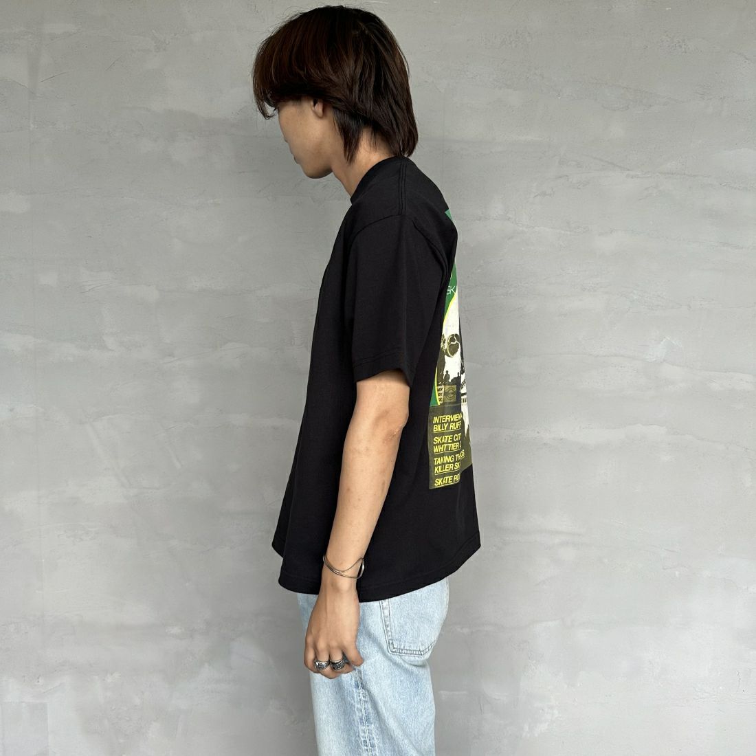 MANHATTAN PORTAGE [マンハッタンポーテージ] スラッシャーコラボ バックプリントショートスリーブTシャツ [24FW-MP-M584] 09 BLACK&&モデル身長：179cm 着用サイズ：M&&