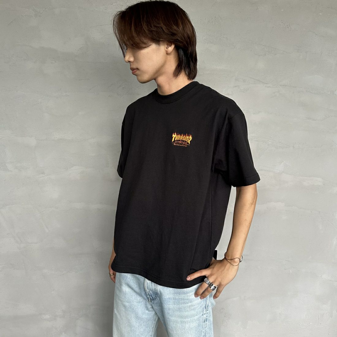 MANHATTAN PORTAGE [マンハッタンポーテージ] スラッシャーコラボ バックプリントショートスリーブTシャツ [24FW-MP-M584] 09 BLACK&&モデル身長：179cm 着用サイズ：L&&