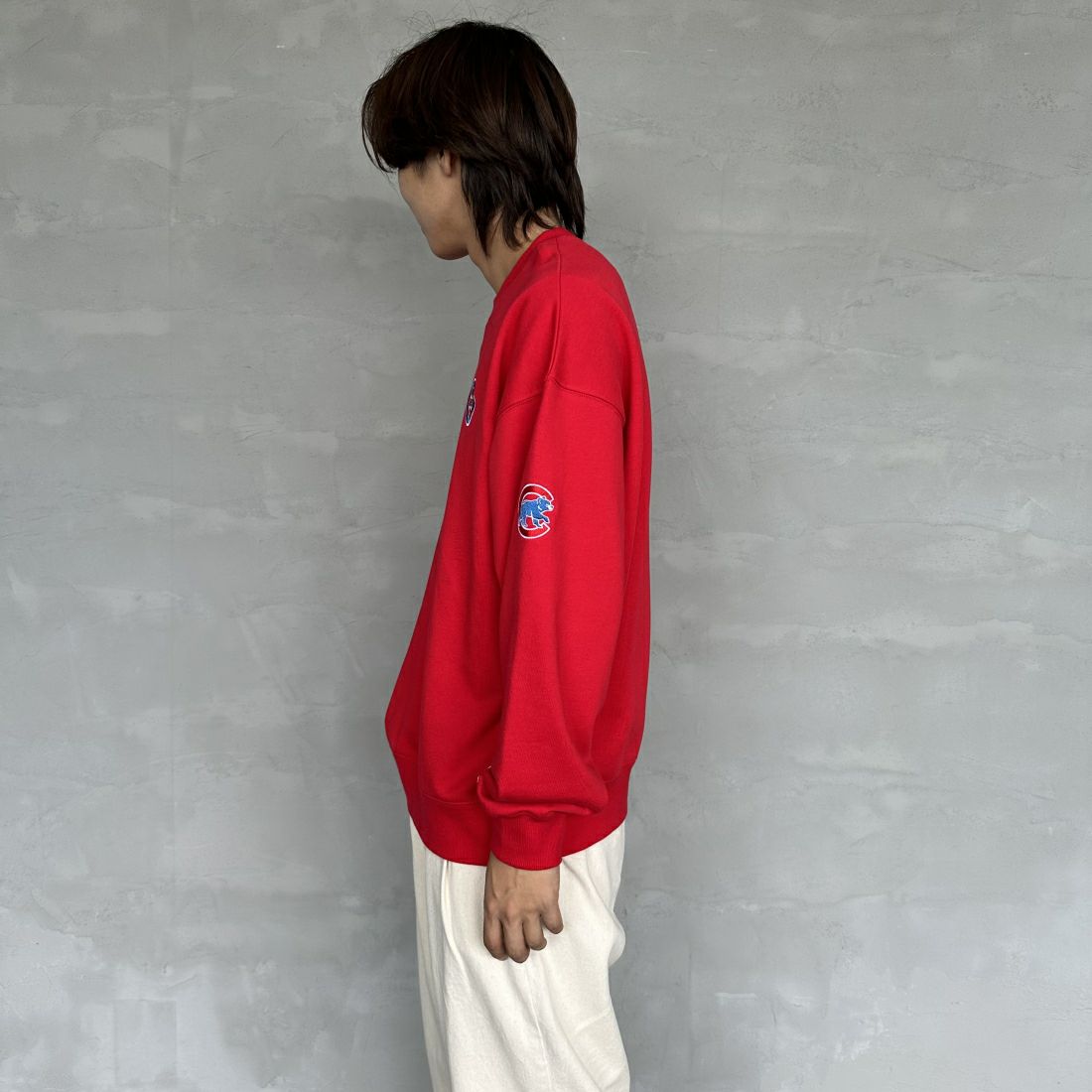 Fanatics [ファナティクス] 別注 MLBロゴ刺繍 クルーネックスウェット [OT0524FW0002-JF] RED CUBS &&モデル身長：179cm 着用サイズ：L&&