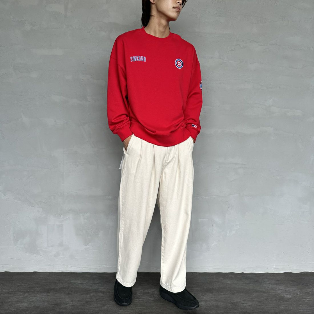 Fanatics [ファナティクス] 別注 MLBロゴ刺繍 クルーネックスウェット [OT0524FW0002-JF] RED CUBS &&モデル身長：179cm 着用サイズ：L&&