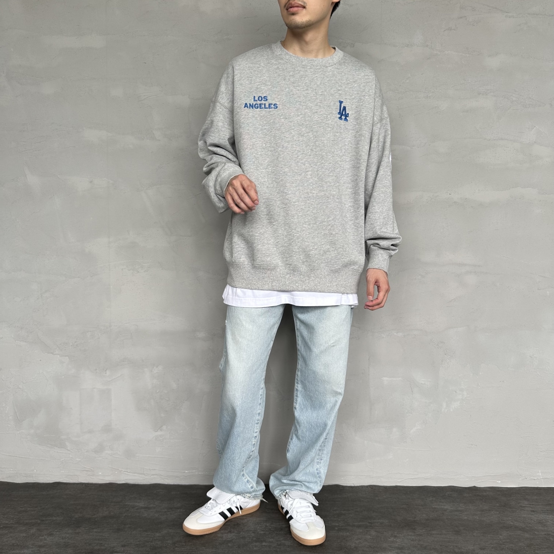 Fanatics [ファナティクス] 別注 MLBロゴ刺繍 クルーネックスウェット [OT0524FW0002-JF] GRY LA &&モデル身長：168cm 着用サイズ：L&&