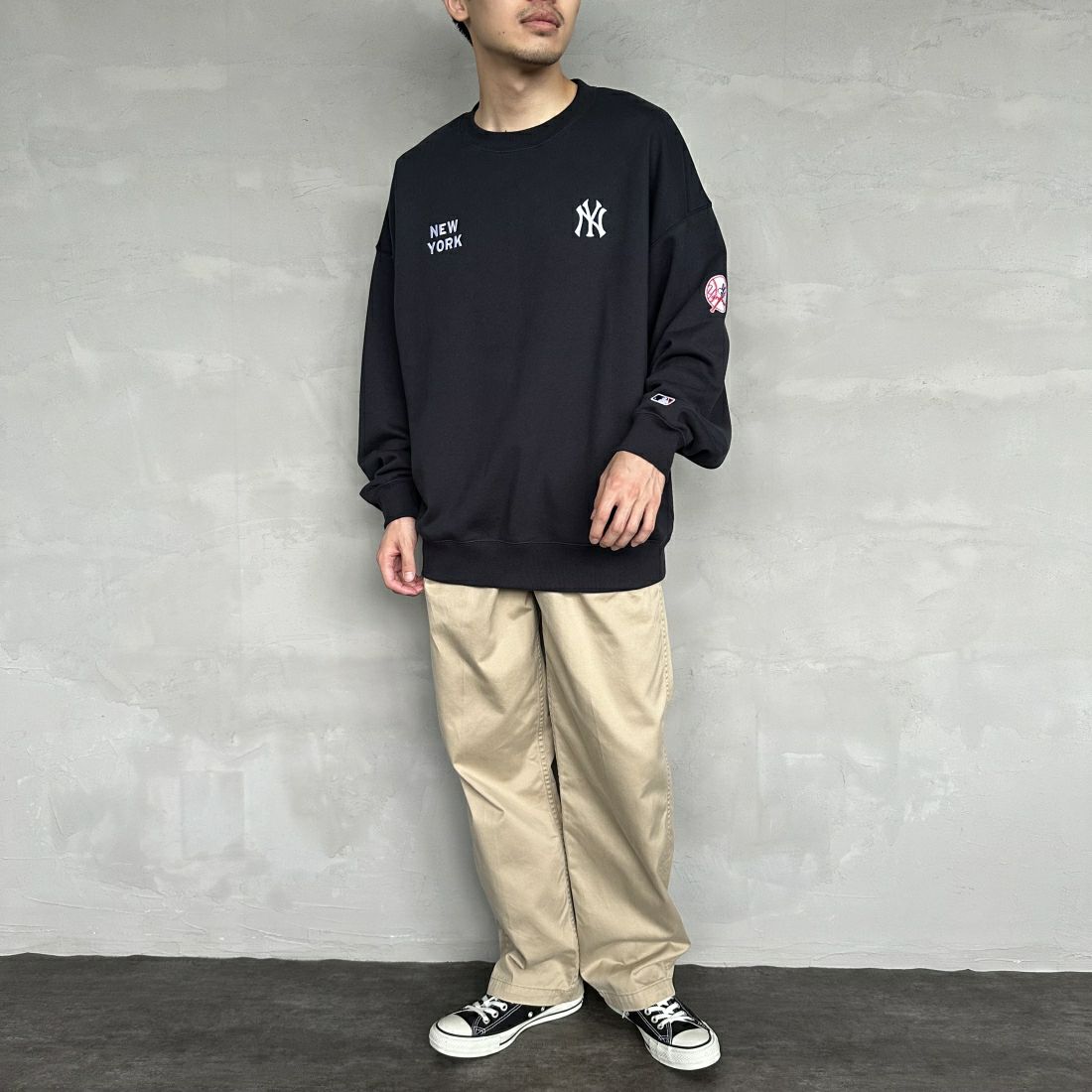 Fanatics [ファナティクス] 別注 MLBロゴ刺繍 クルーネックスウェット [OT0524FW0002-JF] BLK NY &&モデル身長：168cm 着用サイズ：L&&