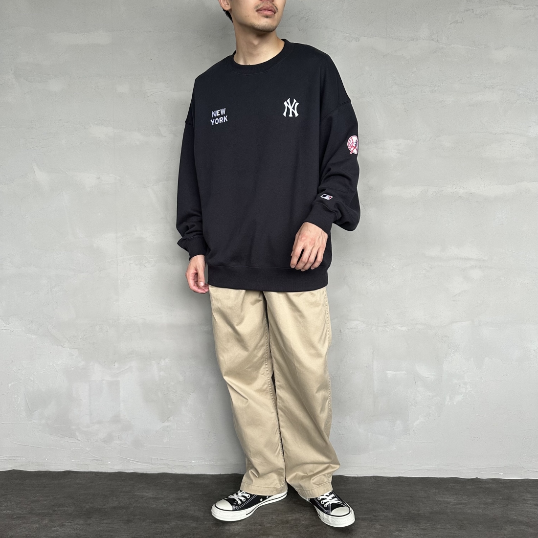 Fanatics [ファナティクス] 別注 MLBロゴ刺繍 クルーネックスウェット [OT0524FW0002-JF] BLK NY &&モデル身長：168cm 着用サイズ：L&&