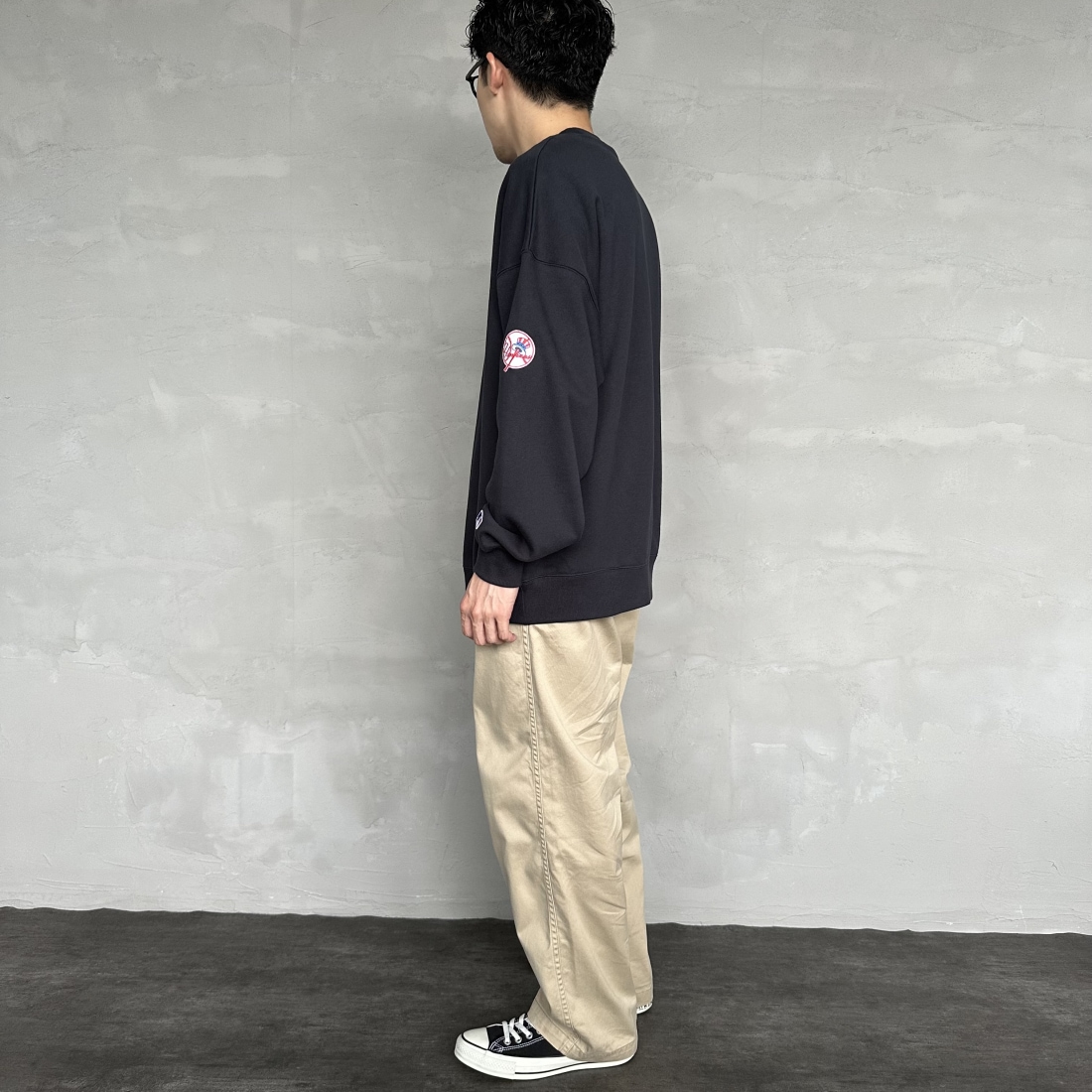 Fanatics [ファナティクス] 別注 MLBロゴ刺繍 クルーネックスウェット [OT0524FW0002-JF] BLK NY &&モデル身長：168cm 着用サイズ：L&&