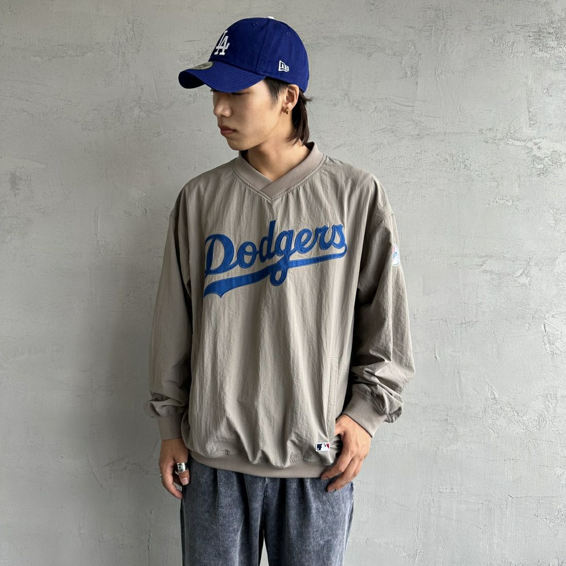Fanatics [ファナティクス] 別注 MLBロゴ Vネックトレーニングジャケット [OT2224FW0001-JF] GRAY LA &&モデル身長：179cm 着用サイズ：L&&