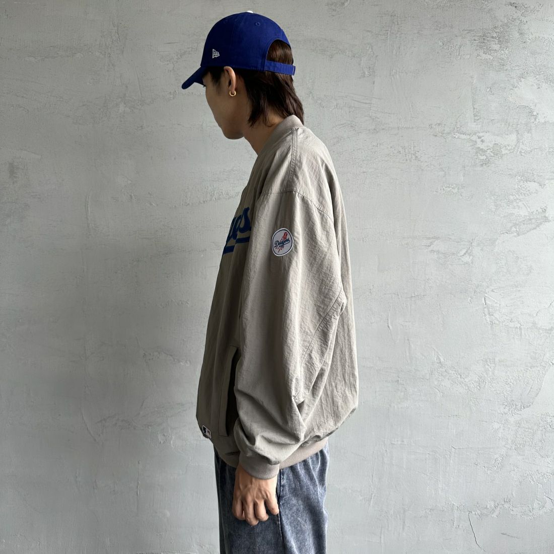 Fanatics [ファナティクス] 別注 MLBロゴ Vネックトレーニングジャケット [OT2224FW0001-JF] GRAY LA &&モデル身長：179cm 着用サイズ：L&&