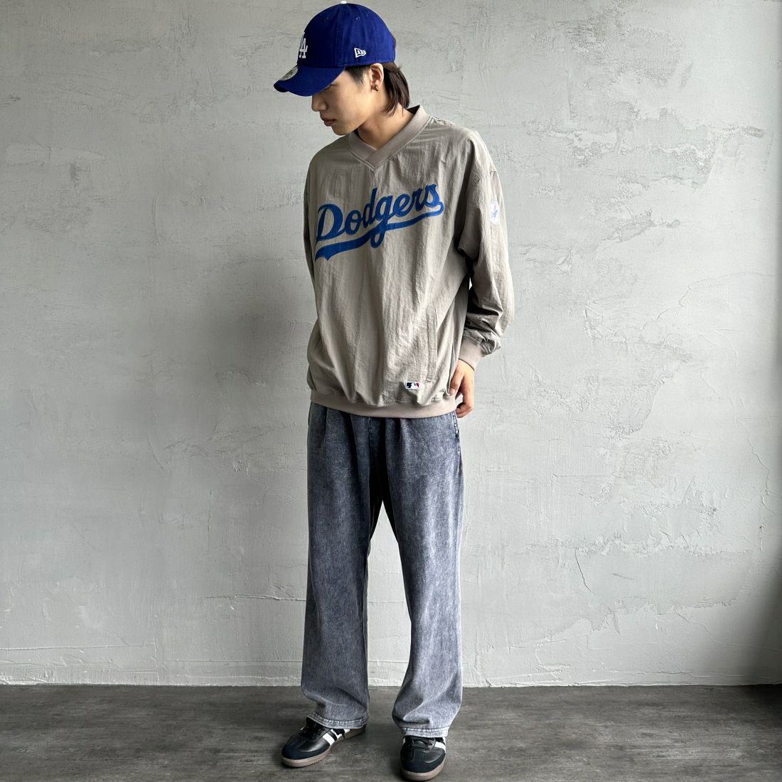 Fanatics [ファナティクス] 別注 MLBロゴ Vネックトレーニングジャケット [OT2224FW0001-JF] GRAY LA &&モデル身長：179cm 着用サイズ：L&&