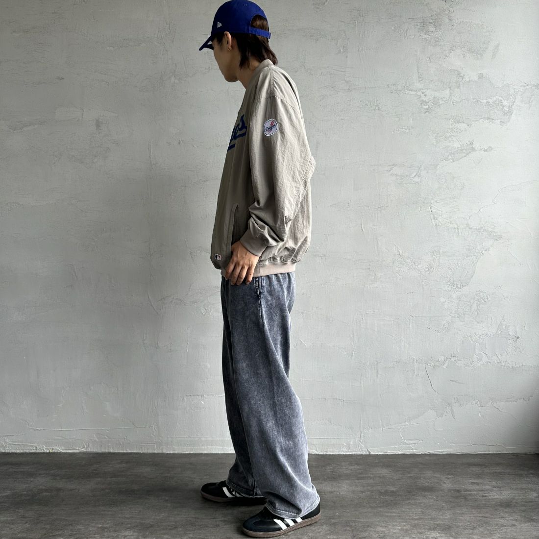 Fanatics [ファナティクス] 別注 MLBロゴ Vネックトレーニングジャケット [OT2224FW0001-JF] GRAY LA &&モデル身長：179cm 着用サイズ：L&&