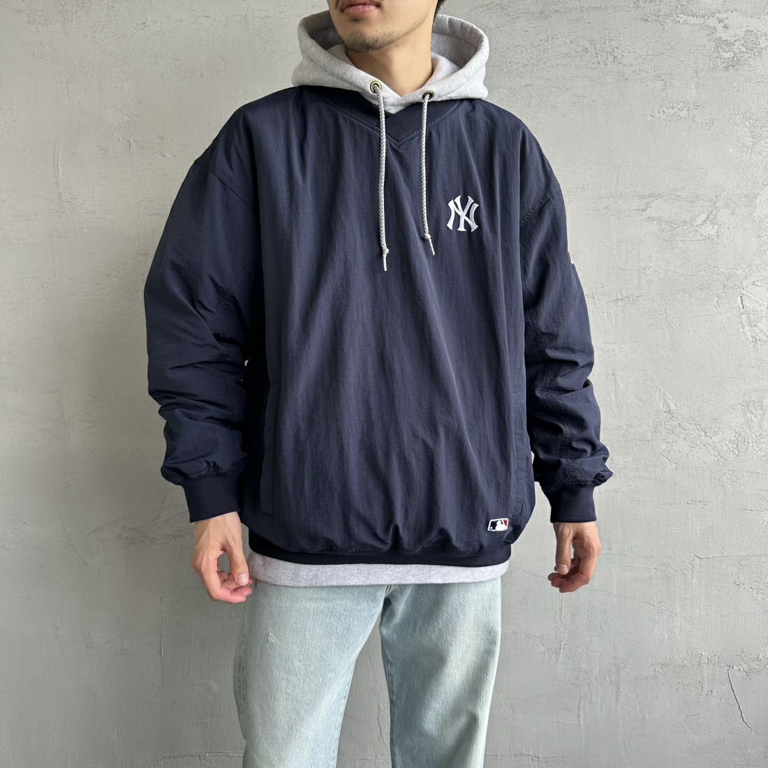 Fanatics [ファナティクス] 別注 MLBロゴ Vネックトレーニングジャケット [OT2224FW0001-JF] NAVY NY &&モデル身長：168cm 着用サイズ：L&&