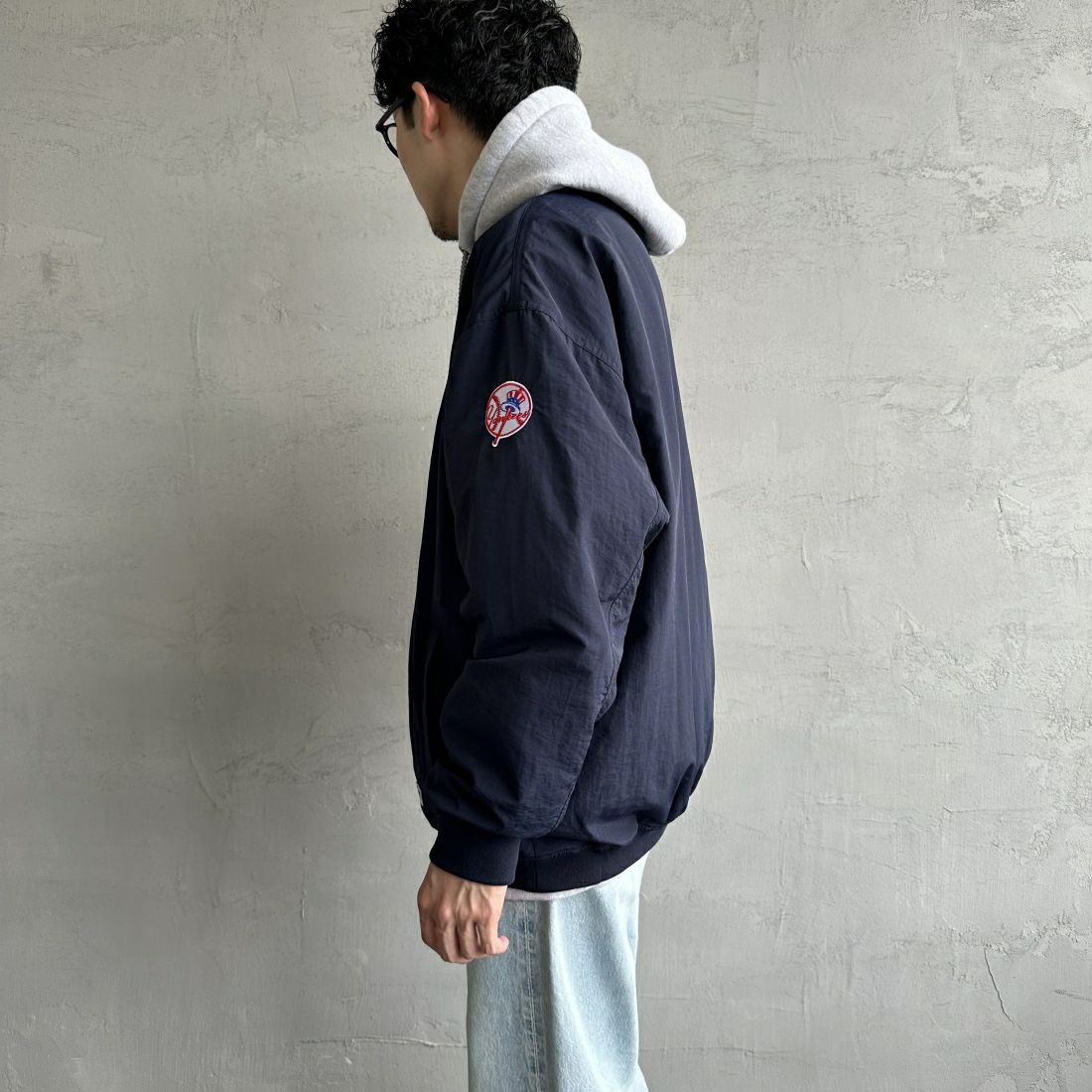 Fanatics [ファナティクス] 別注 MLBロゴ Vネックトレーニングジャケット [OT2224FW0001-JF] NAVY NY &&モデル身長：168cm 着用サイズ：L&&