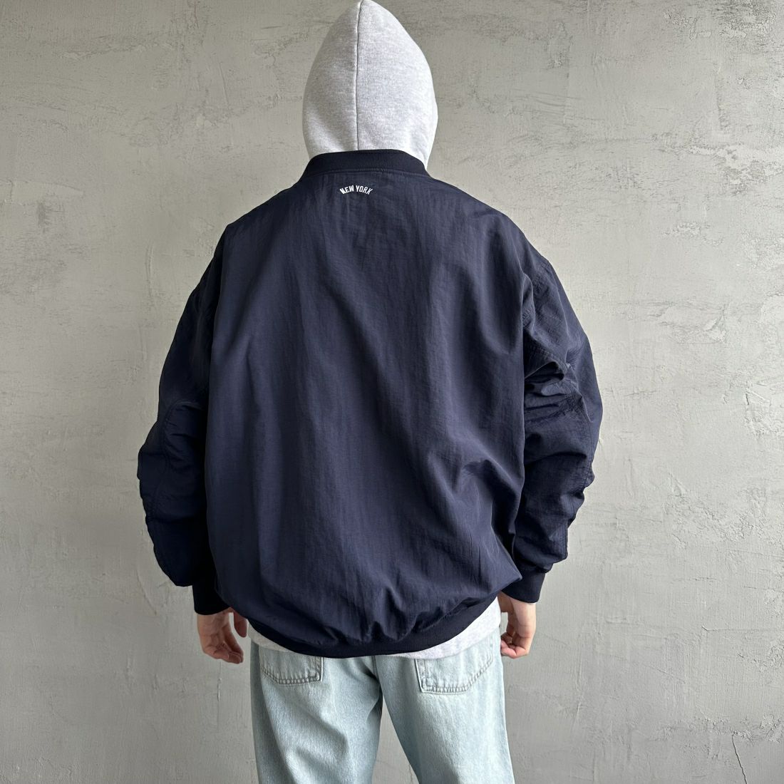 Fanatics [ファナティクス] 別注 MLBロゴ Vネックトレーニングジャケット [OT2224FW0001-JF] NAVY NY &&モデル身長：168cm 着用サイズ：L&&