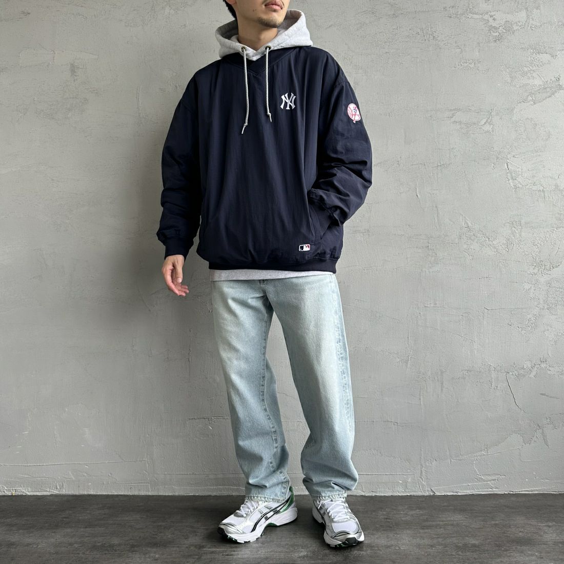 Fanatics [ファナティクス] 別注 MLBロゴ Vネックトレーニングジャケット [OT2224FW0001-JF] NAVY NY &&モデル身長：168cm 着用サイズ：L&&