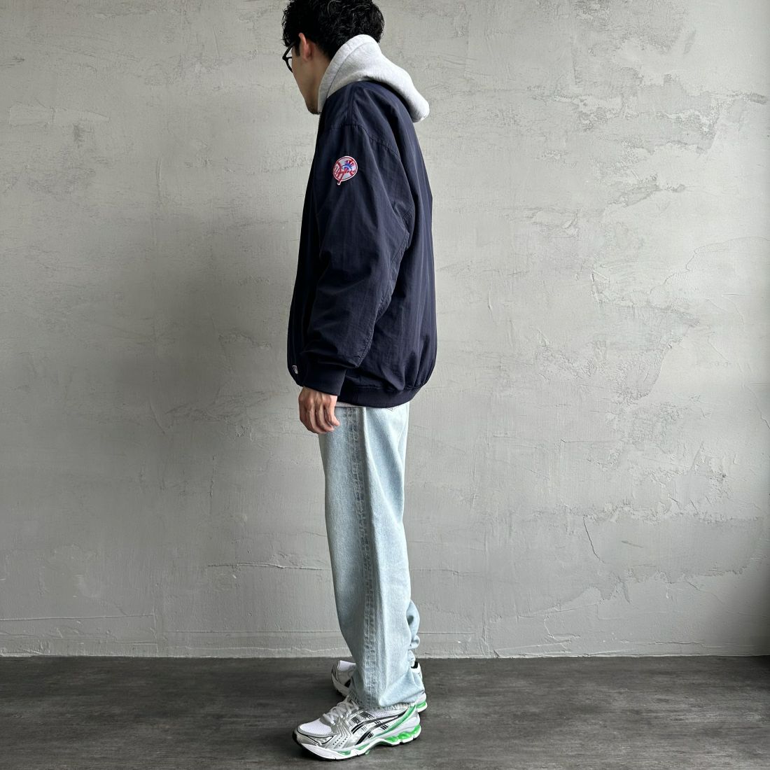 Fanatics [ファナティクス] 別注 MLBロゴ Vネックトレーニングジャケット [OT2224FW0001-JF] NAVY NY &&モデル身長：168cm 着用サイズ：L&&