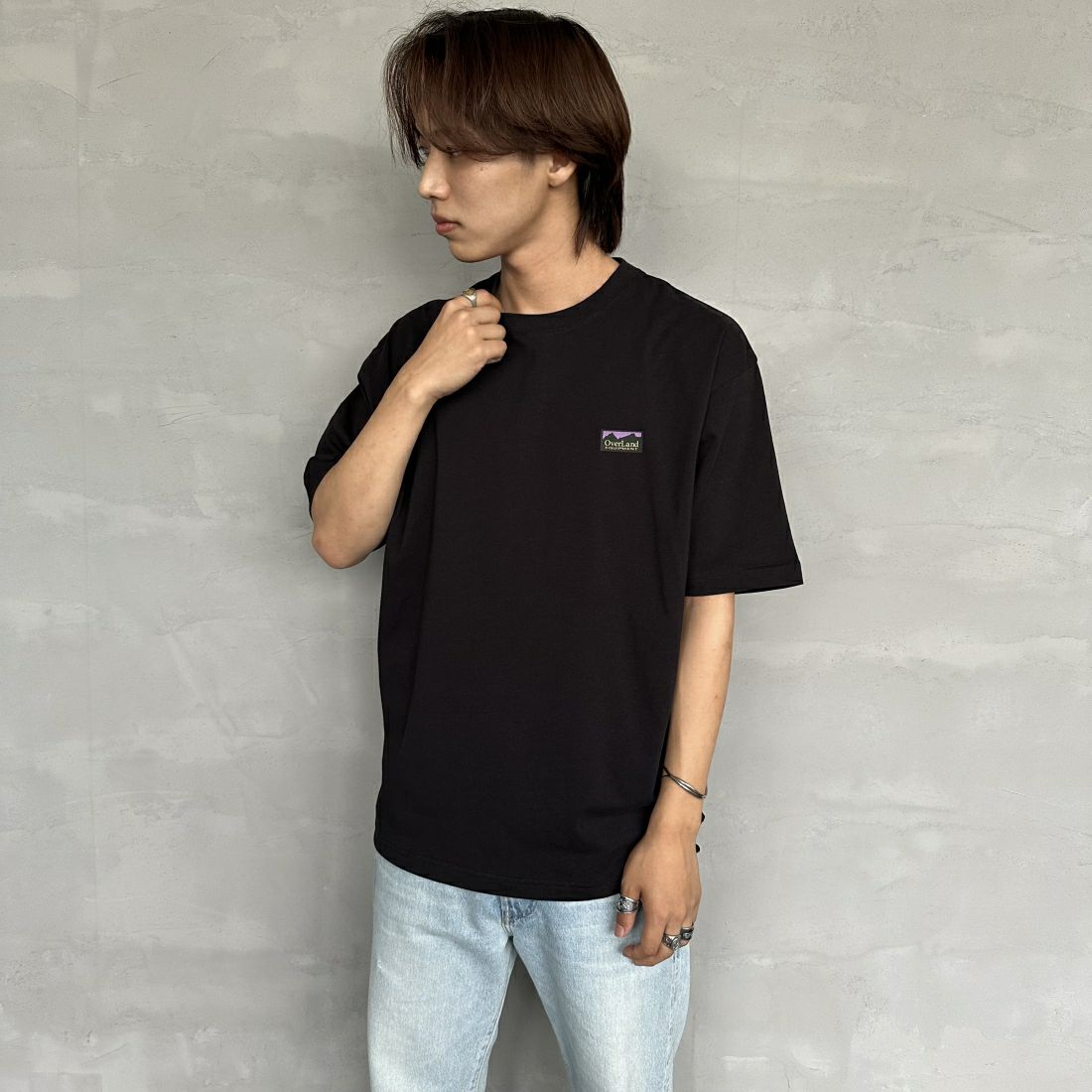 OverLand EQUIPMENT [オーバーランドイクイップメント] 別注 ブランドロゴ バックプリントTシャツ [OL1-CST-IN4-JF] BLACK&&モデル身長：179cm 着用サイズ：M&&