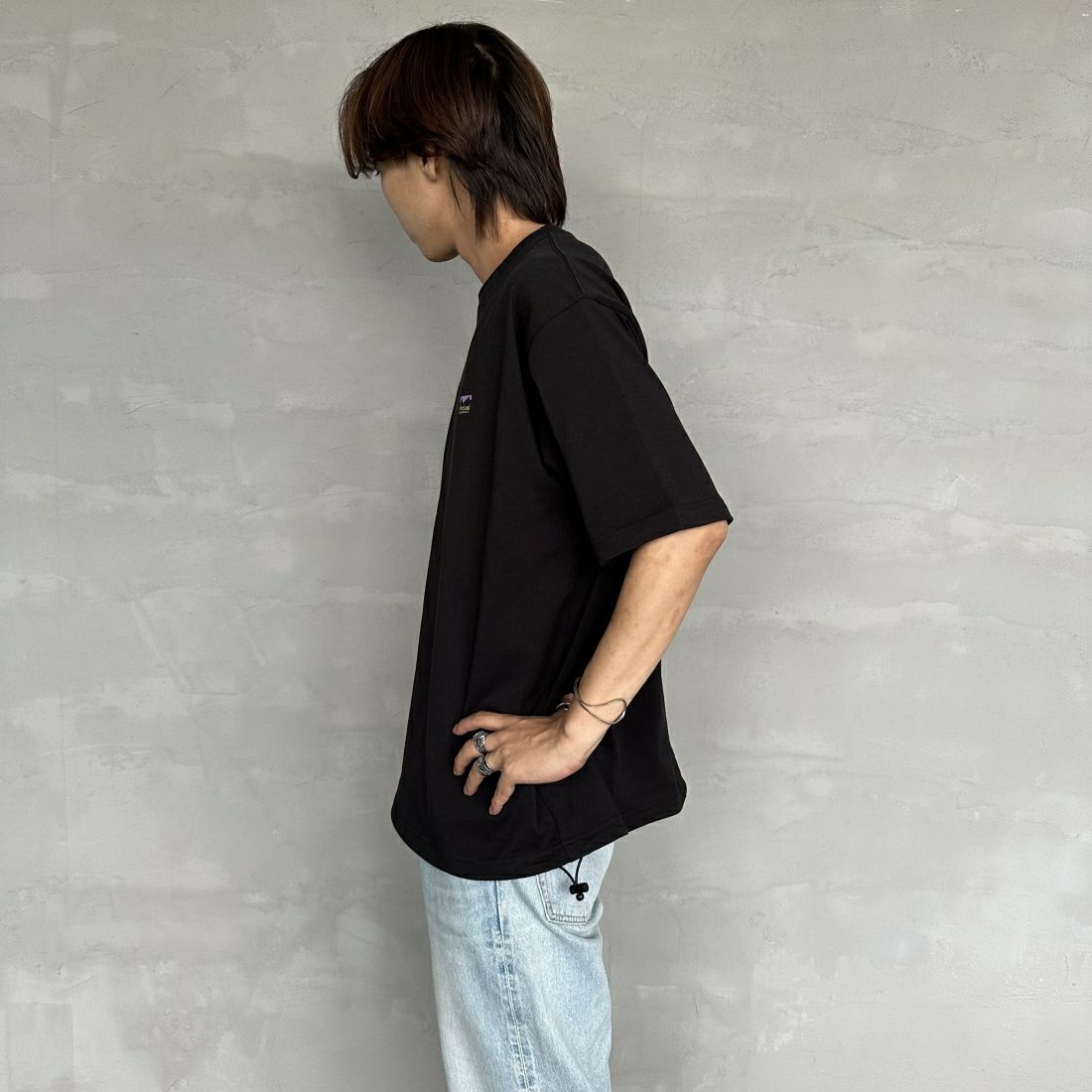 OverLand EQUIPMENT [オーバーランドイクイップメント] 別注 ブランドロゴ バックプリントTシャツ [OL1-CST-IN4-JF] BLACK&&モデル身長：179cm 着用サイズ：M&&