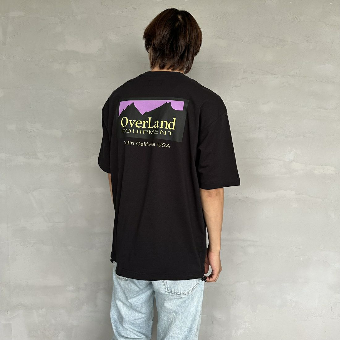 OverLand EQUIPMENT [オーバーランドイクイップメント] 別注 ブランドロゴ バックプリントTシャツ [OL1-CST-IN4-JF] BLACK&&モデル身長：179cm 着用サイズ：M&&