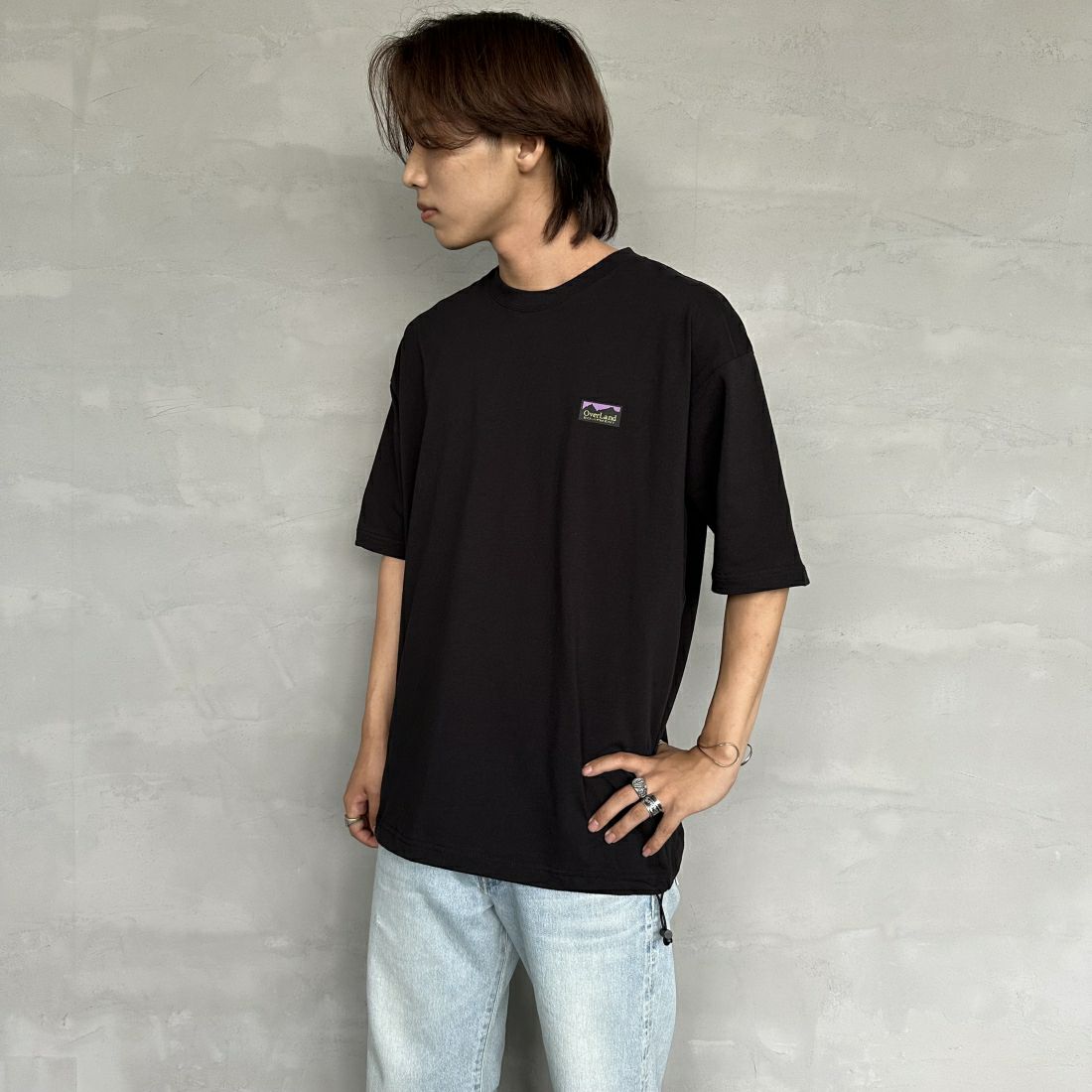 OverLand EQUIPMENT [オーバーランドイクイップメント] 別注 ブランドロゴ バックプリントTシャツ [OL1-CST-IN4-JF] BLACK&&モデル身長：179cm 着用サイズ：L&&