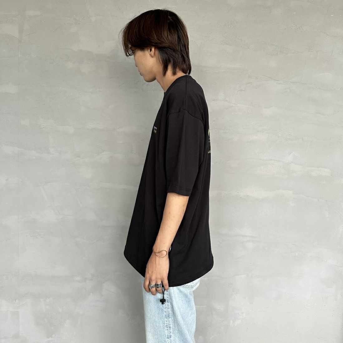 OverLand EQUIPMENT [オーバーランドイクイップメント] 別注 ブランドロゴ バックプリントTシャツ [OL1-CST-IN4-JF] BLACK&&モデル身長：179cm 着用サイズ：L&&