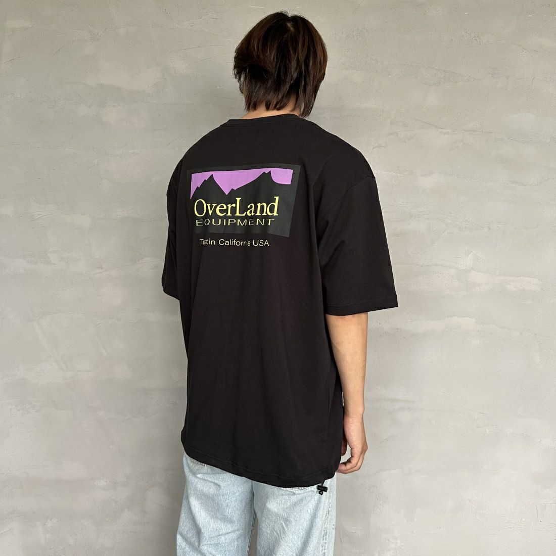 OverLand EQUIPMENT [オーバーランドイクイップメント] 別注 ブランドロゴ バックプリントTシャツ [OL1-CST-IN4-JF] BLACK&&モデル身長：179cm 着用サイズ：L&&