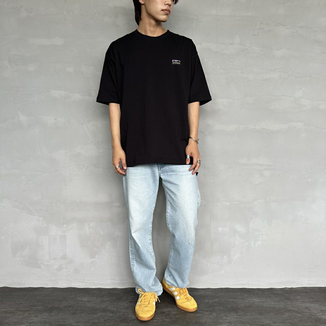 OverLand EQUIPMENT [オーバーランドイクイップメント] 別注 ブランドロゴ バックプリントTシャツ [OL1-CST-IN4-JF] BLACK&&モデル身長：179cm 着用サイズ：L&&