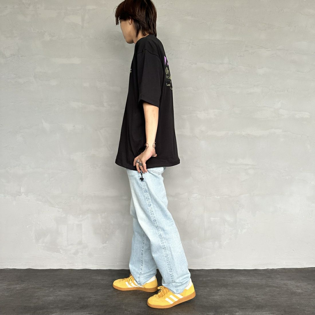 OverLand EQUIPMENT [オーバーランドイクイップメント] 別注 ブランドロゴ バックプリントTシャツ [OL1-CST-IN4-JF] BLACK&&モデル身長：179cm 着用サイズ：L&&