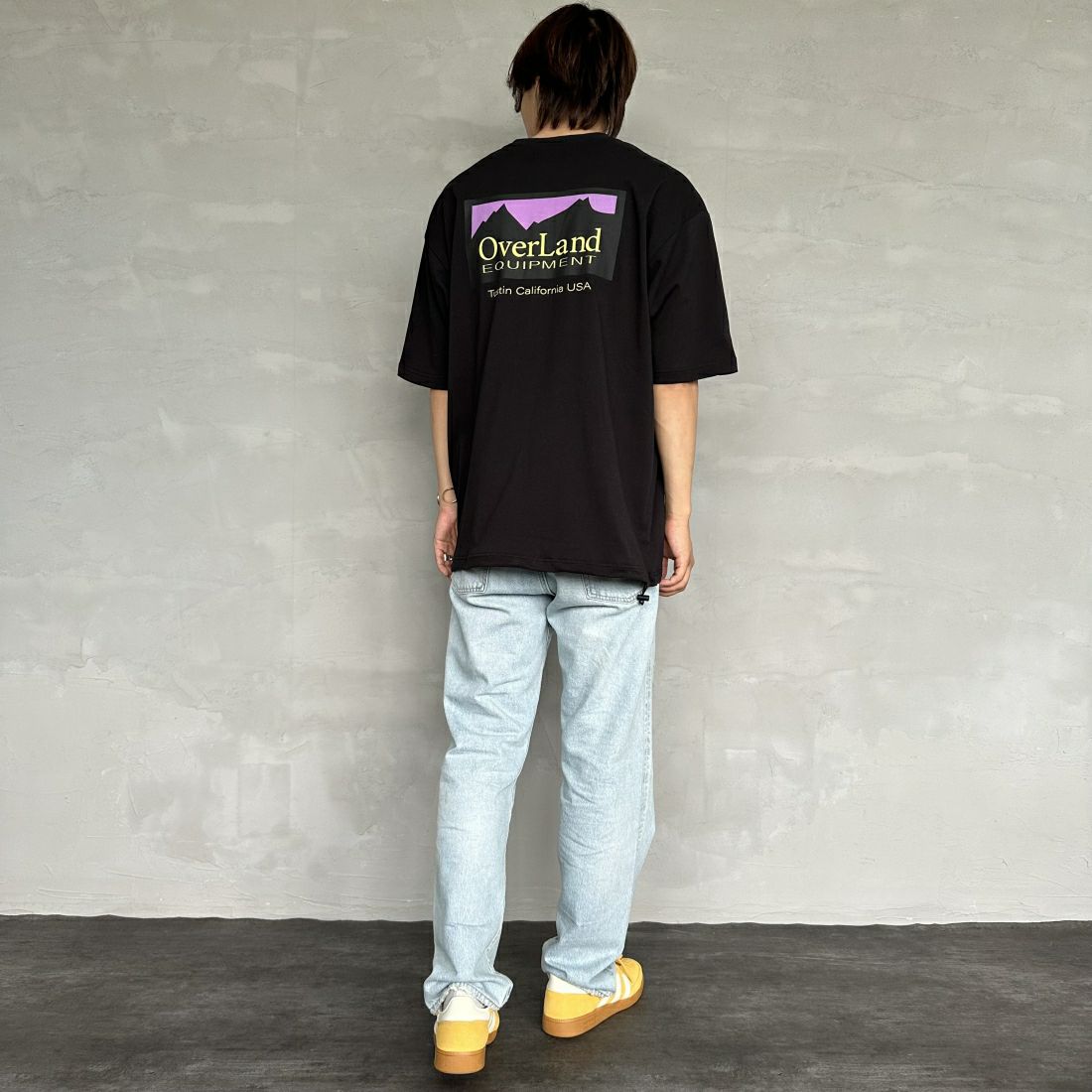 OverLand EQUIPMENT [オーバーランドイクイップメント] 別注 ブランドロゴ バックプリントTシャツ [OL1-CST-IN4-JF] BLACK&&モデル身長：179cm 着用サイズ：L&&