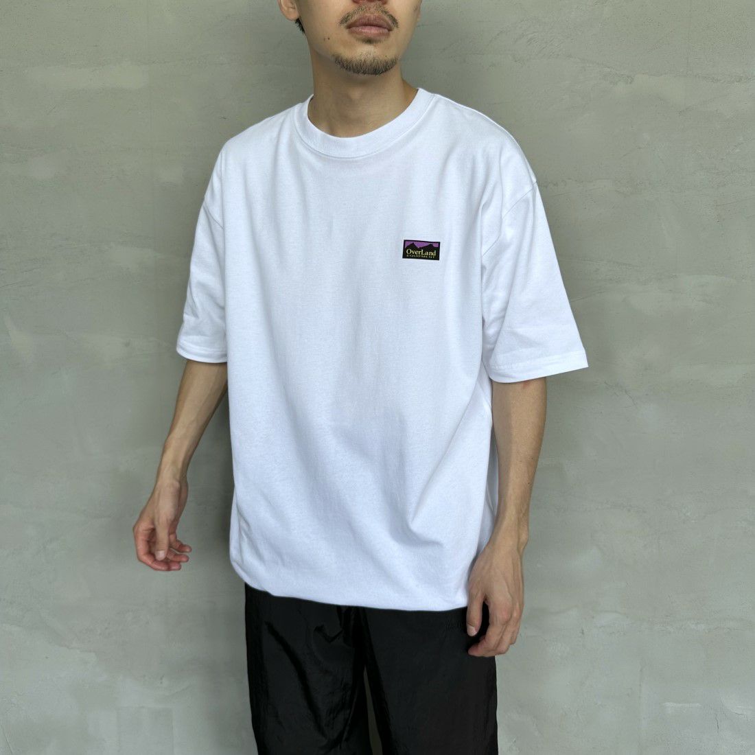 OverLand EQUIPMENT [オーバーランドイクイップメント] 別注 ブランドロゴ バックプリントTシャツ [OL1-CST-IN4-JF] WHITE&&モデル身長：168cm 着用サイズ：M&&