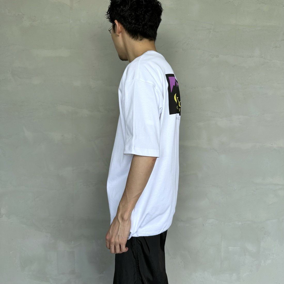 OverLand EQUIPMENT [オーバーランドイクイップメント] 別注 ブランドロゴ バックプリントTシャツ [OL1-CST-IN4-JF] WHITE&&モデル身長：168cm 着用サイズ：M&&