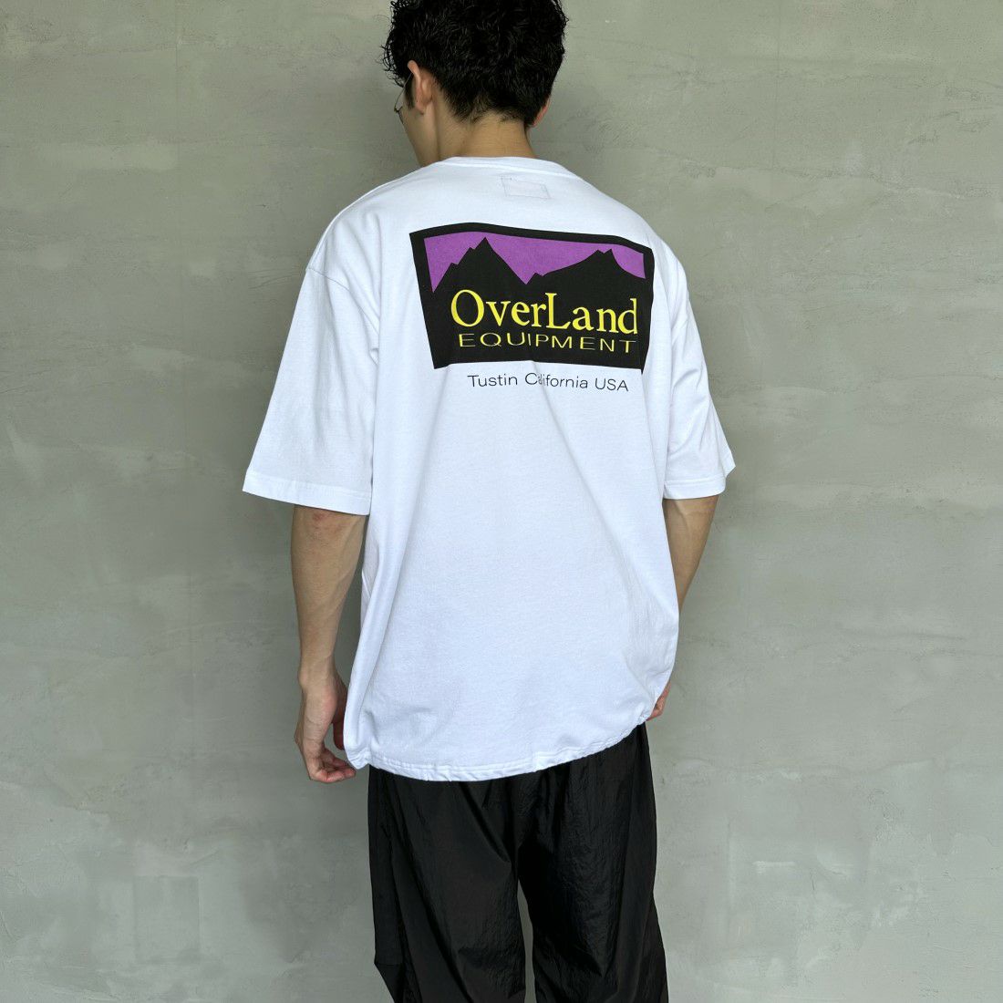 OverLand EQUIPMENT [オーバーランドイクイップメント] 別注 ブランドロゴ バックプリントTシャツ [OL1-CST-IN4-JF] WHITE&&モデル身長：168cm 着用サイズ：M&&