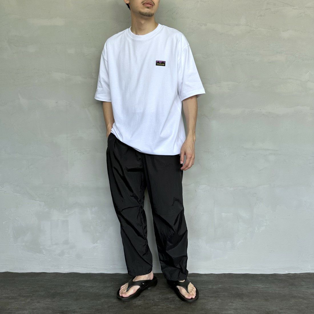 OverLand EQUIPMENT [オーバーランドイクイップメント] 別注 ブランドロゴ バックプリントTシャツ [OL1-CST-IN4-JF] WHITE&&モデル身長：168cm 着用サイズ：M&&