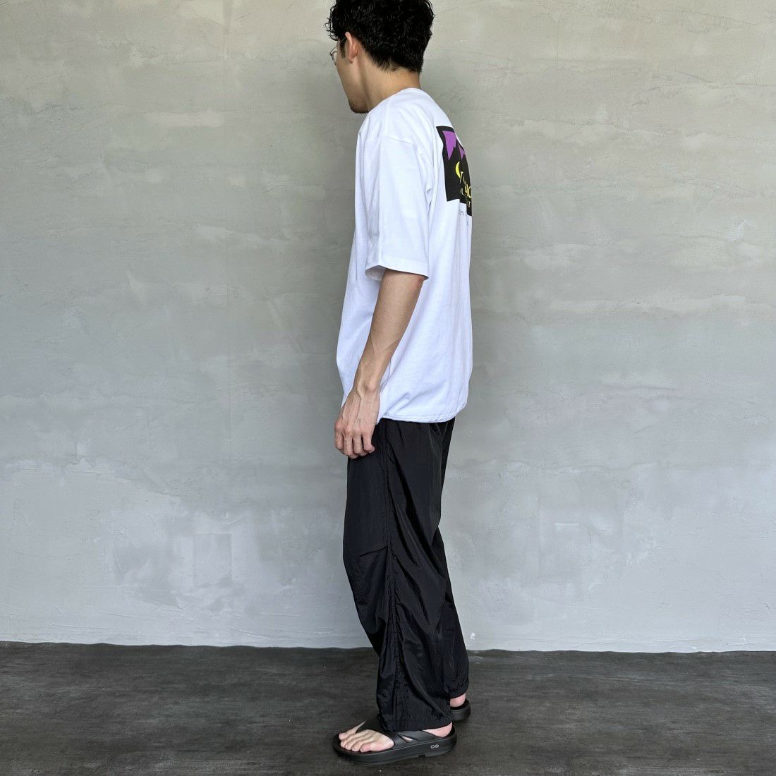 OverLand EQUIPMENT [オーバーランドイクイップメント] 別注 ブランドロゴ バックプリントTシャツ [OL1-CST-IN4-JF] WHITE&&モデル身長：168cm 着用サイズ：M&&