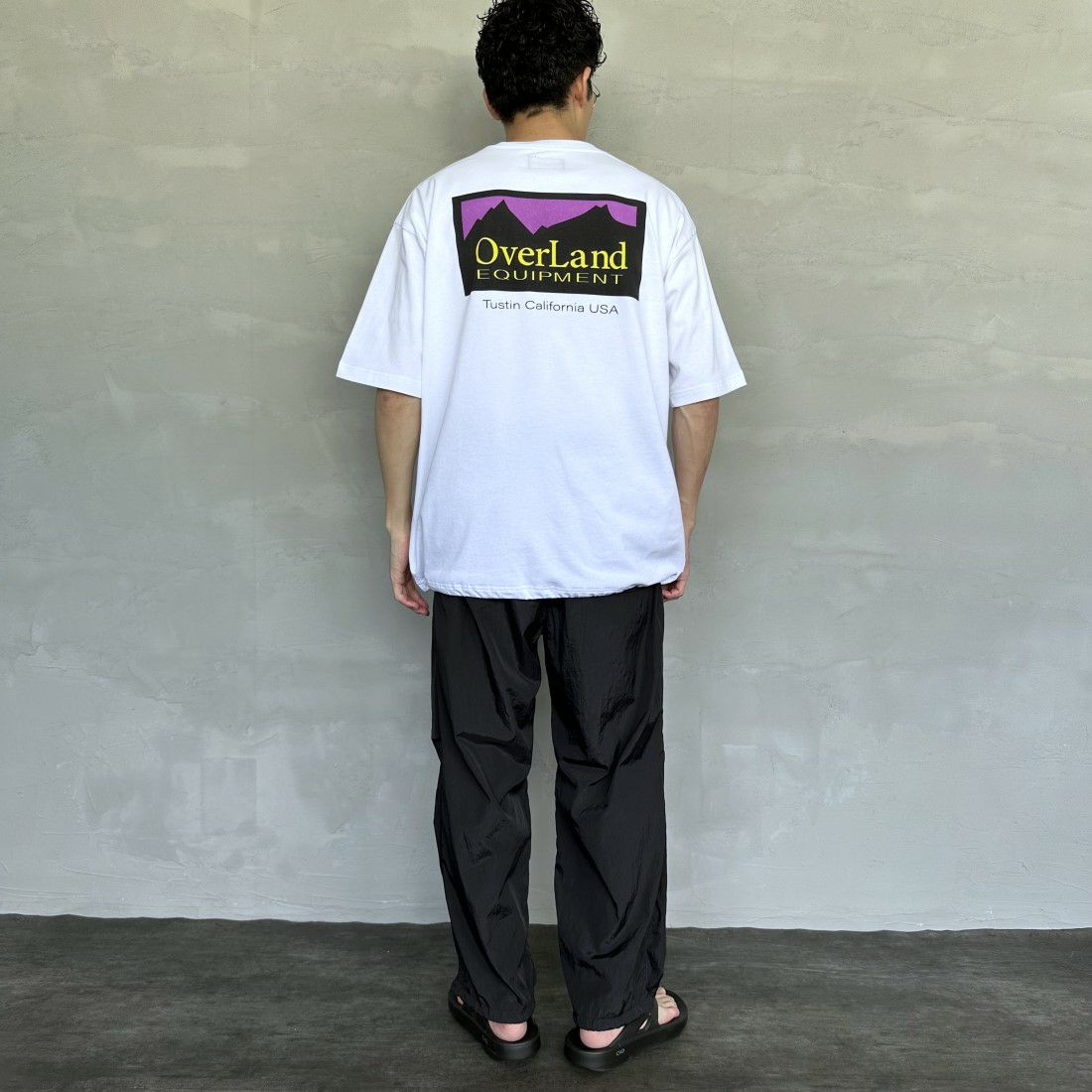 OverLand EQUIPMENT [オーバーランドイクイップメント] 別注 ブランドロゴ バックプリントTシャツ [OL1-CST-IN4-JF] WHITE&&モデル身長：168cm 着用サイズ：M&&