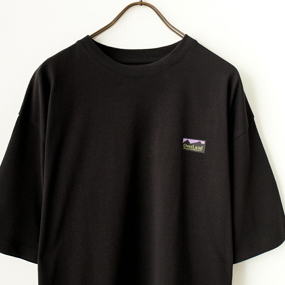 OverLand EQUIPMENT [オーバーランドイクイップメント] 別注 ブランドロゴ バックプリントTシャツ [OL1-CST-IN4-JF] BLACK