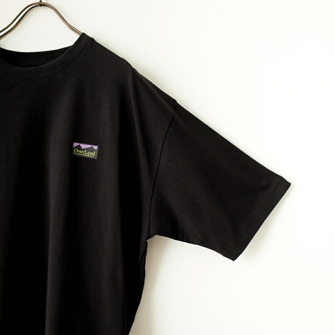 OverLand EQUIPMENT [オーバーランドイクイップメント] 別注 ブランドロゴ バックプリントTシャツ [OL1-CST-IN4-JF] BLACK