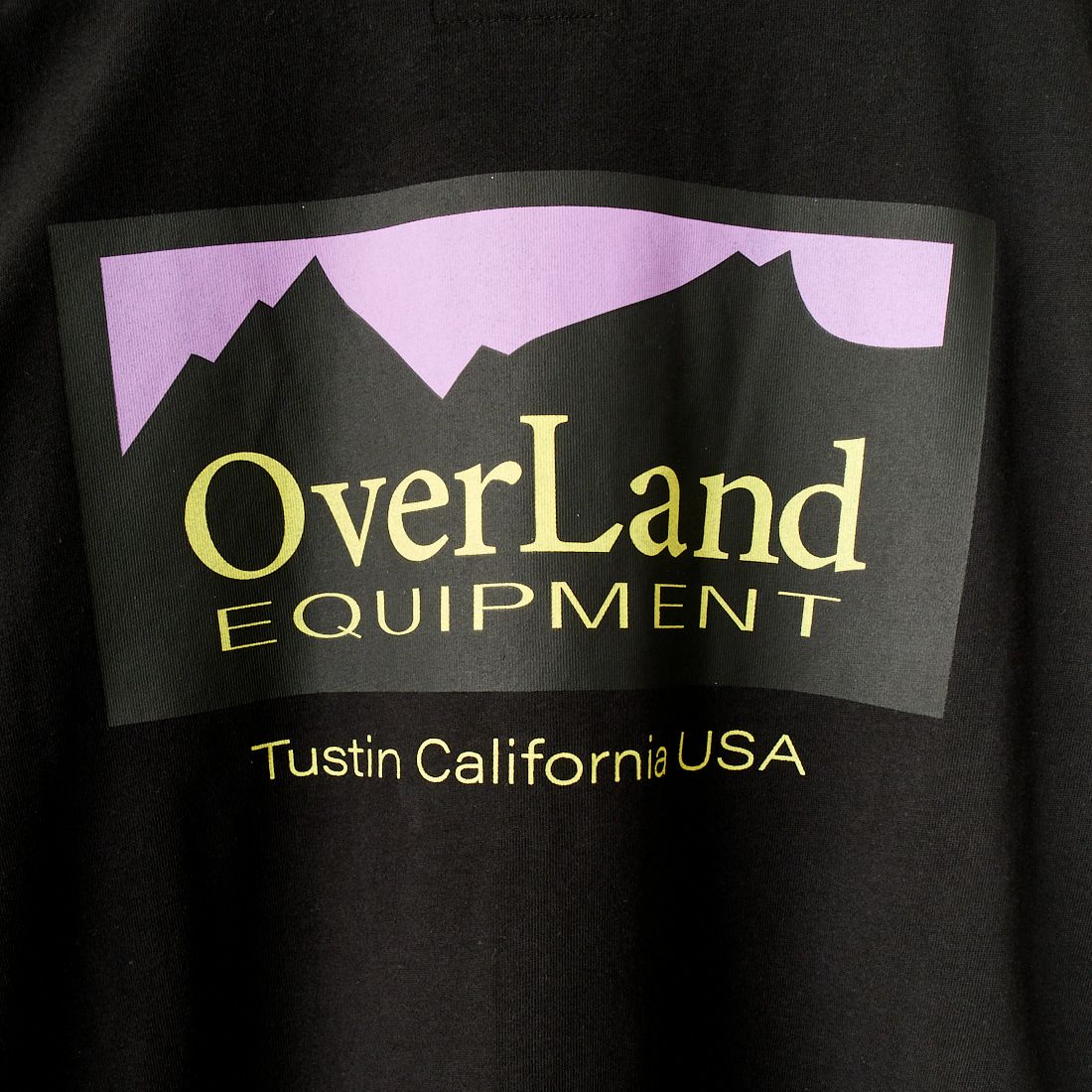 OverLand EQUIPMENT [オーバーランドイクイップメント] 別注 ブランドロゴ バックプリントTシャツ [OL1-CST-IN4-JF] BLACK
